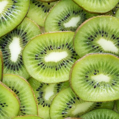 close-up-green-kiwi-fruit-slices_53876-33622 (1)